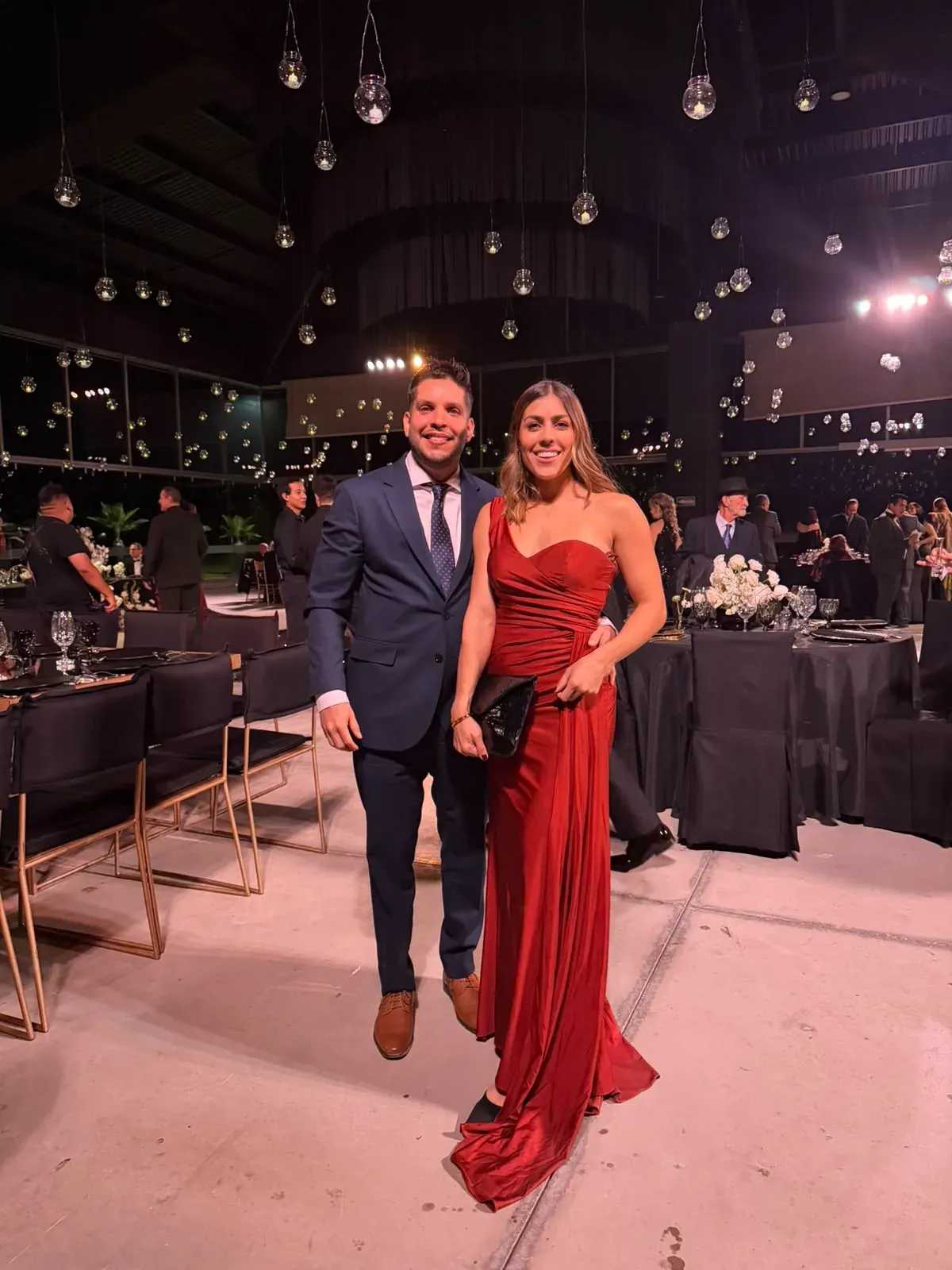 Claudia y Daniel de gala en una celebración nocturna
